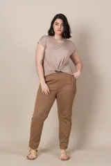 Remera color beige de algodón, con escote redondo con abertura en forma de gota y nudo en el frente.