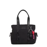 Cartera tipo tote de la marca Las Oreiro, color negro, con correas de hombro con logo estampado, detalle de hebillas frontales, parche con logo y colgante decorativo en forma de labios.
