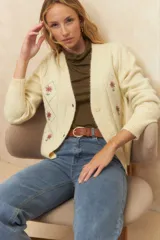 Polera marrón de algodón con cuello alto y mangas largas acampanadas.