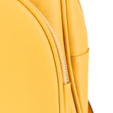 Mochila color camel de símil cuero con costuras a tono y herrajes plateados. Tiene un compartimento principal con cierre, un bolsillo interno con cierre y un bolsillo externo con cierre. La correa es regulable.