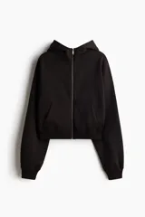 Campera con capucha de corte holgado, confeccionada en felpa con interior cepillado. Presenta hombros caídos, cierre frontal, bolsillos tipo parche y terminaciones en punto acanalado en puños y bajo.