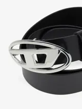 Cinturon de suave piel italiana color negro, con hebilla metalica brillante ovalada con la letra 'D' caracteristica de la marca Diesel.