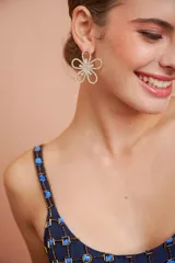 Aros con diseño de flor dorada, decorados con pedrería brillante de strass y detalles de piedras en el centro.