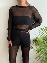 Remera de red negra con cuello redondo y mangas largas.