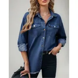 Campera tipo sobrecamisa de denim en tono azul claro, con corte oversize, cuello italiano, cierre frontal con botones metálicos, bolsillos frontales con solapa y ruedo con detalle desflecado.