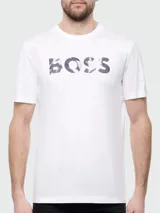 Remera blanca de algodón con logo BOSS estampado en el frente con efecto de camuflaje en tonos grises. Corte regular fit.