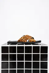 Sandalias chatas con estampado animal print.