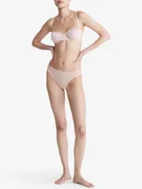 Colaless de encaje con diseño floral, confeccionada en una combinación de nylon y elastano. Presenta laterales de tul fino y cintura elástica.