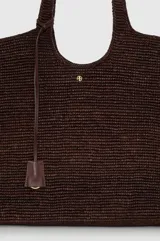 Bolso tipo shopper extragrande de rafia tejida a mano en color marrón, con asas alargadas, silueta de estructura suave y detalle de llavero colgante de cuero sintético.