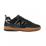 Championes New Balance modelo 808, color negro con detalles en blanco y suela color caramelo.