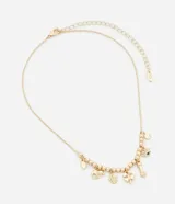 Collar corto dorado con dijes colgantes de la suerte: lágrima, elefante, mano de Fátima, trébol de cuatro hojas, faro, ojo turco y moneda.