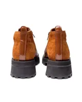 Botinetas de cuero color marrón con paneles laterales de gamuza en tono más oscuro y suela track negra de goma.