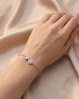 Pulsera de plata 925 con cadena fina de eslabones y dos dijes en forma de corazón, uno liso y pequeño con una piedra incrustada y otro más grande completamente pavimentado con circonias.