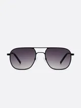 Lentes de sol Carolina Lemke con montura metálica negra, estilo aviador y lentes degradadas de gris oscuro a claro.