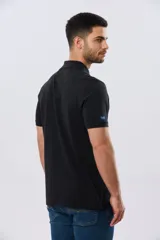 Remera polo lisa de piqué en color bordó, con cuello camisero, cierre frontal con botones y mangas cortas.