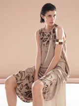 Vestido largo sin mangas color beige con estampado animal print.