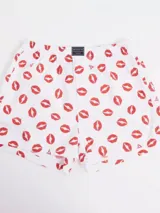 Bóxer de algodón liviano, color blanco, con estampado de labios rojos y cintura elastizada.