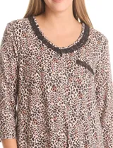 Camisón de tejido soft color beige con estampado floral sutil, escote redondo con detalle de puntilla crochet y bolsillo frontal con borde de crochet. Posee mangas tres cuartos y corte recto.
