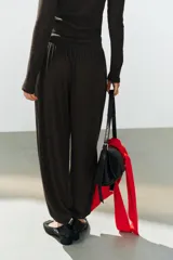 Pantalón bombacho de tiro medio en color gris melange, con cintura y puños elásticos.