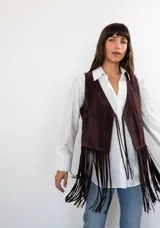 Chaleco marrón de gamuza con flecos largos en el ruedo.