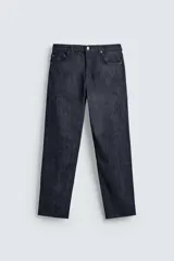 Jeans de corte slim fit en color azul oscuro, con diseño de cinco bolsillos, cierre frontal con cremallera y botón, y tejido ligeramente elástico.
