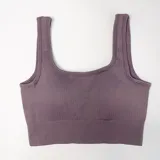 Top deportivo color verde agua, de tejido acanalado y breteles anchos.