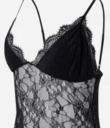 Body de encaje negro con transparencias, escote en V profundo y breteles finos ajustables. Cuenta con copas integradas y cierre inferior.