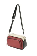 Bandolera de cuero sintético con diseño tricolor en tonos rojo, beige y negro, con bolsillo frontal con cierre y correa larga ajustable.