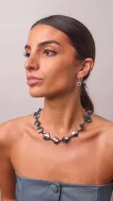 Collar corto de cuadrados de nácar negro con cristales facetados como separadores y cierre de acero.