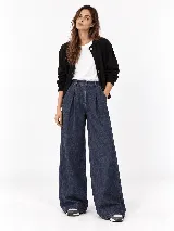 Pantalon de lino natural color azul, de corte ancho y estilo sastrero, con bolsillos laterales y cintura definida.