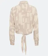 Camisa color beige con estampado geométrico, cuello camisero, manga larga y lazo frontal.