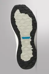 Zapatilla deportiva de correr color caqui, con capellada de tejido de punto transpirable y ajuste con cordones. Cuenta con refuerzos Shield Protect Max en puntera y talón, tirador trasero, plantilla OrthoLite® y entresuela Spume Foam V3.