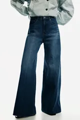 Jean de tiro alto y pierna super ancha, confeccionado en denim de algodón rígido con efecto desgastado en los muslos.