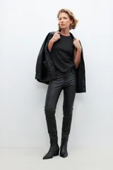 Pantalón de jean negro engomado, corte slim fit.