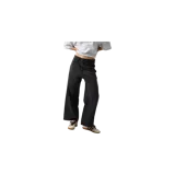 Jeans de denim negro gastado, de corte recto y tiro mid-rise, con bolsillos laterales y un parche estampado en la pierna izquierda.