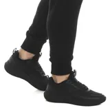 Championes de running 361° color negro, con diseño de malla transpirable y refuerzos sintéticos. Presentan suela de plataforma amortiguada y cierre con cordones.