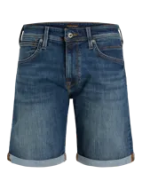 Bermuda de jean azul con efecto gastado y dobladillo revuelto en las piernas, de corte clásico.