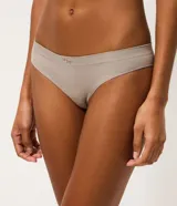 Kit de dos bombachas estilo bikini de la marca Lov, confeccionadas en poliamida sin costuras (seamless). Una en color gris topo y otra en color bordó, ambas con diseño liso y elástico cómodo en la cintura.
