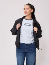 Campera rompevientos Rusty de nylon, color rosa y azul marino, con cierre frontal y puños elastizados.