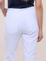 Pantalón capri sastrero de tiro alto y color verde militar, con pretina ancha, bolsillos frontales simulados y traseros funcionales, y corte entallado.