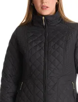 Campera capitoneada negra con diseño de rombos y paneles laterales en tejido elastizado para un ajuste entallado. Presenta cuello alto, cierre frontal y bolsillos laterales con cierre.