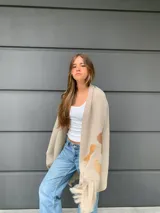 Chal beige con flecos y apliques marrones.