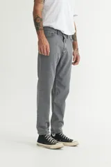 Jean gris de corte recto, holgado en cintura y cadera, con leve ajuste en el bajo.