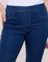 Jegging de denim azul oscuro con terminación bootcut, tiro medio-alto, cintura elástica ancha y bolsillos traseros aplicados.