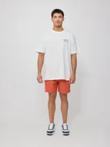 Remera oversize de algodón blanca con estampa en el pecho y la espalda de la marca Rusty.