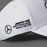 Gorra Adidas negra con logo de Mercedes Benz bordado en blanco en el frente y logo de Adidas bordado en blanco en la visera.