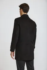 Abrigo tipo carcoat de corte clásico y estructura formal, en color azul marino. Presenta cierre frontal con botones, cuello camisero y bolsillos laterales. El interior cuenta con un forro oscuro con detalles en contraste.