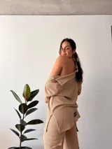 Camisa de tejido tipo waffle color arena, con diseño abierto, mangas largas y corte holgado.