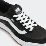 Championes Vans Ultrarange 2.0 negros con detalles en blanco.