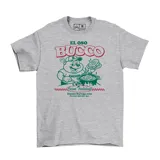 Remera gris de algodón con estampado frontal estilo retro que presenta un oso cocinero, el texto 'El Oso Bucco' y detalles de cocina tradicional.